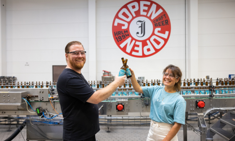 Proosten in de brouwerij met Crisp Emmertje Blond